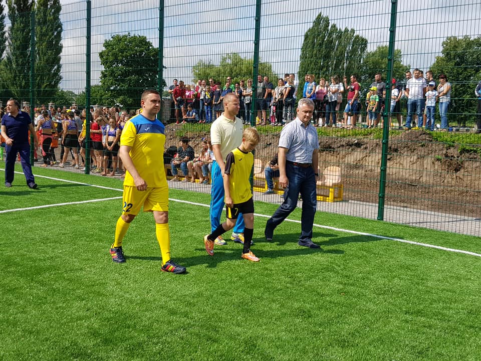 За підтримки Олександра Кодоли в Ніжині з’явилося нове сучасне футбольне міні-поле зі штучним покриттям