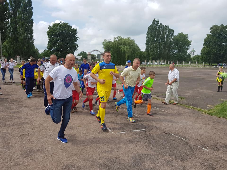 За підтримки Олександра Кодоли в Ніжині з’явилося нове сучасне футбольне міні-поле зі штучним покриттям