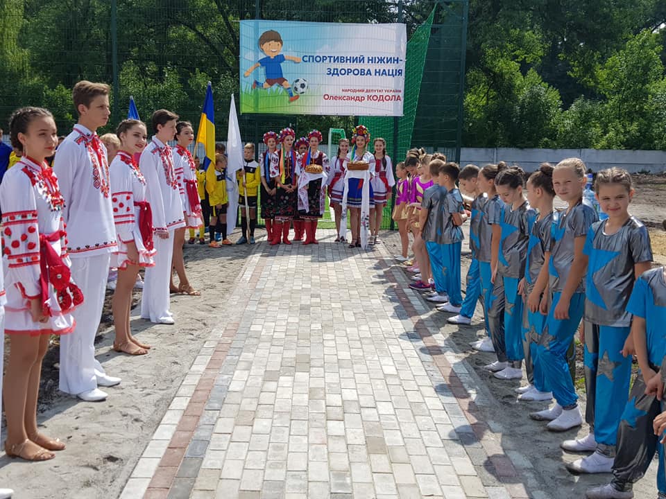 За підтримки Олександра Кодоли в Ніжині з’явилося нове сучасне футбольне міні-поле зі штучним покриттям