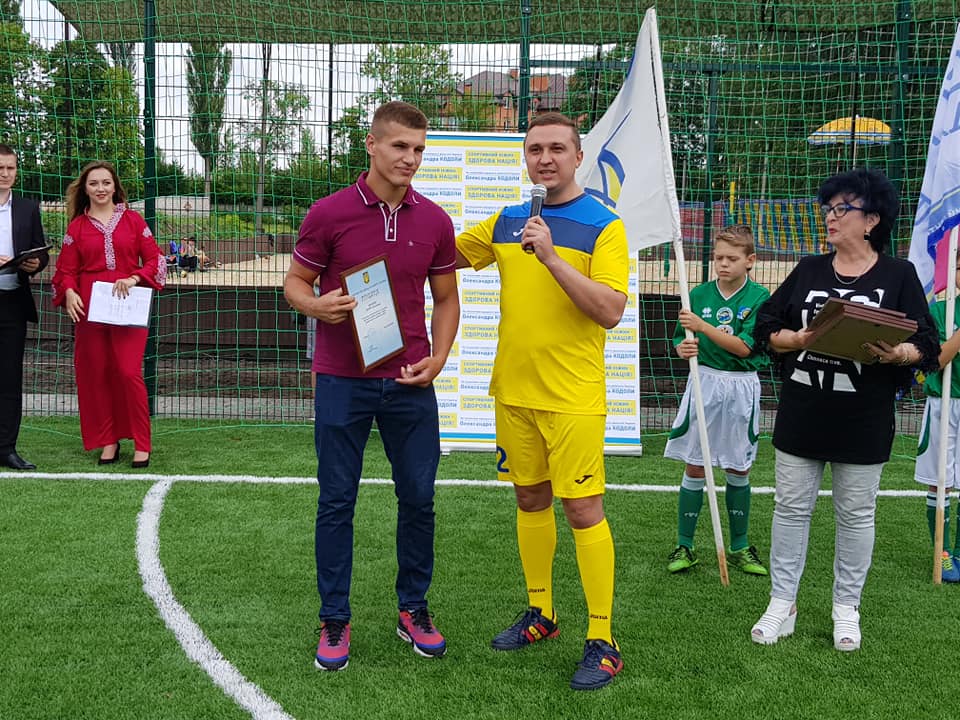 За підтримки Олександра Кодоли в Ніжині з’явилося нове сучасне футбольне міні-поле зі штучним покриттям