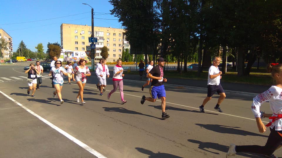 Меняни-патріоти пробігли вулицями міста (Фото)