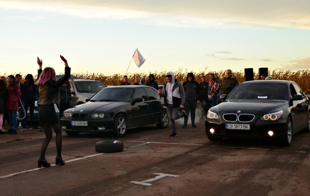 Драг-рейсери на Ніжинщині випробовували свої автомобілі. ФОТО – Новини та дошка оголошень Ніжина