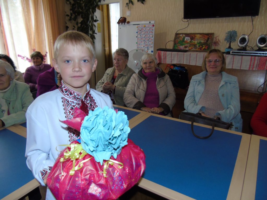 Ніжинці привітали людей похилого віку (Фото) – Новини та дошка оголошень Ніжина