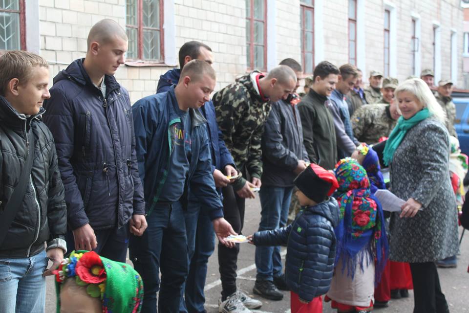 У Ніжині призовників урочисто провели до лав збройних сил. Фото