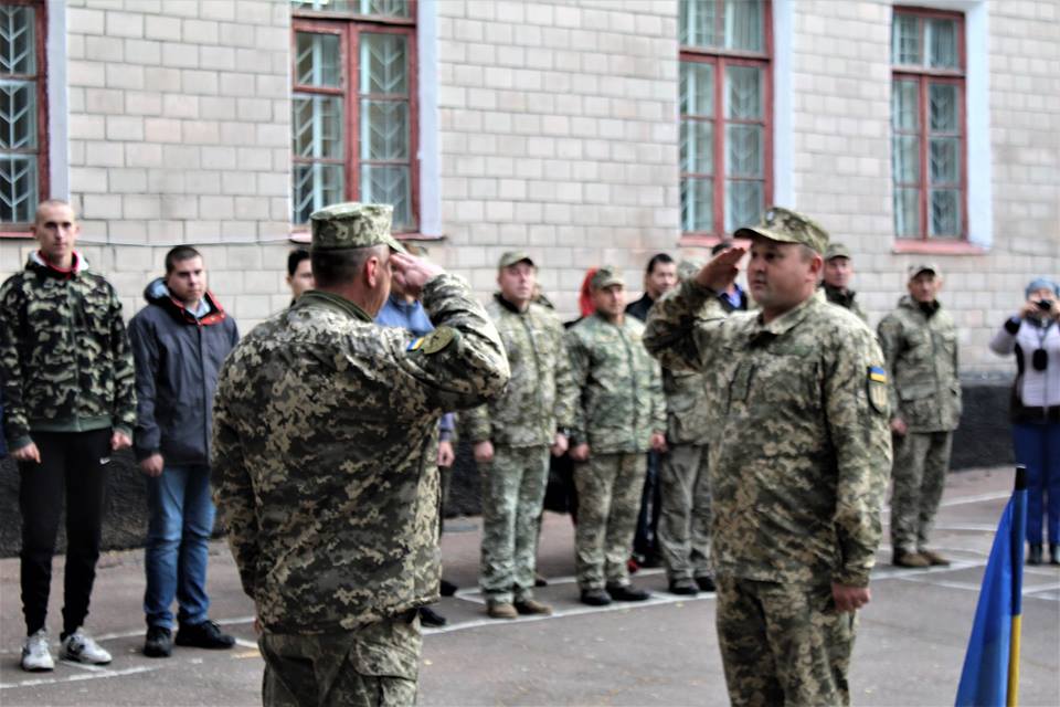 У НІЖИНІ ПРИЗОВНИКІВ УРОЧИСТО ПРОВЕЛИ ДО ЛАВ ЗСУ