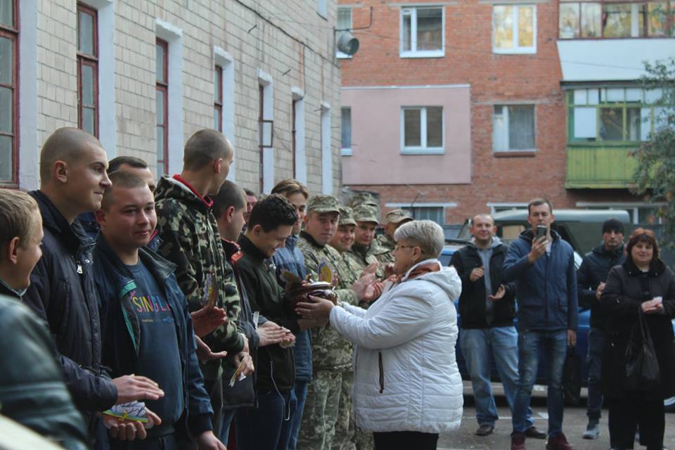 У НІЖИНІ ПРИЗОВНИКІВ УРОЧИСТО ПРОВЕЛИ ДО ЛАВ ЗСУ