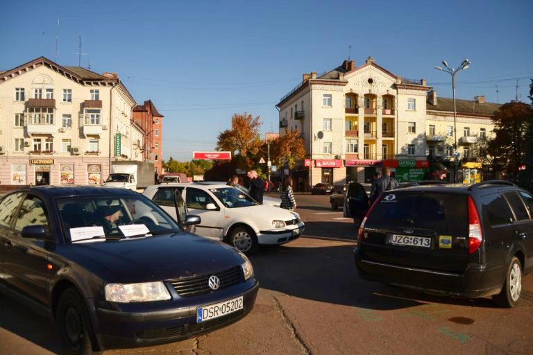 На площі Франка водії мітингували проти подорожчання пального. Фото. Відео