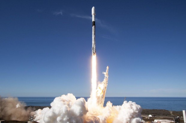 SpaceX запустила ракету Falcon 9, яка виведе на орбіту 64 супутника (відео) | УНІАН