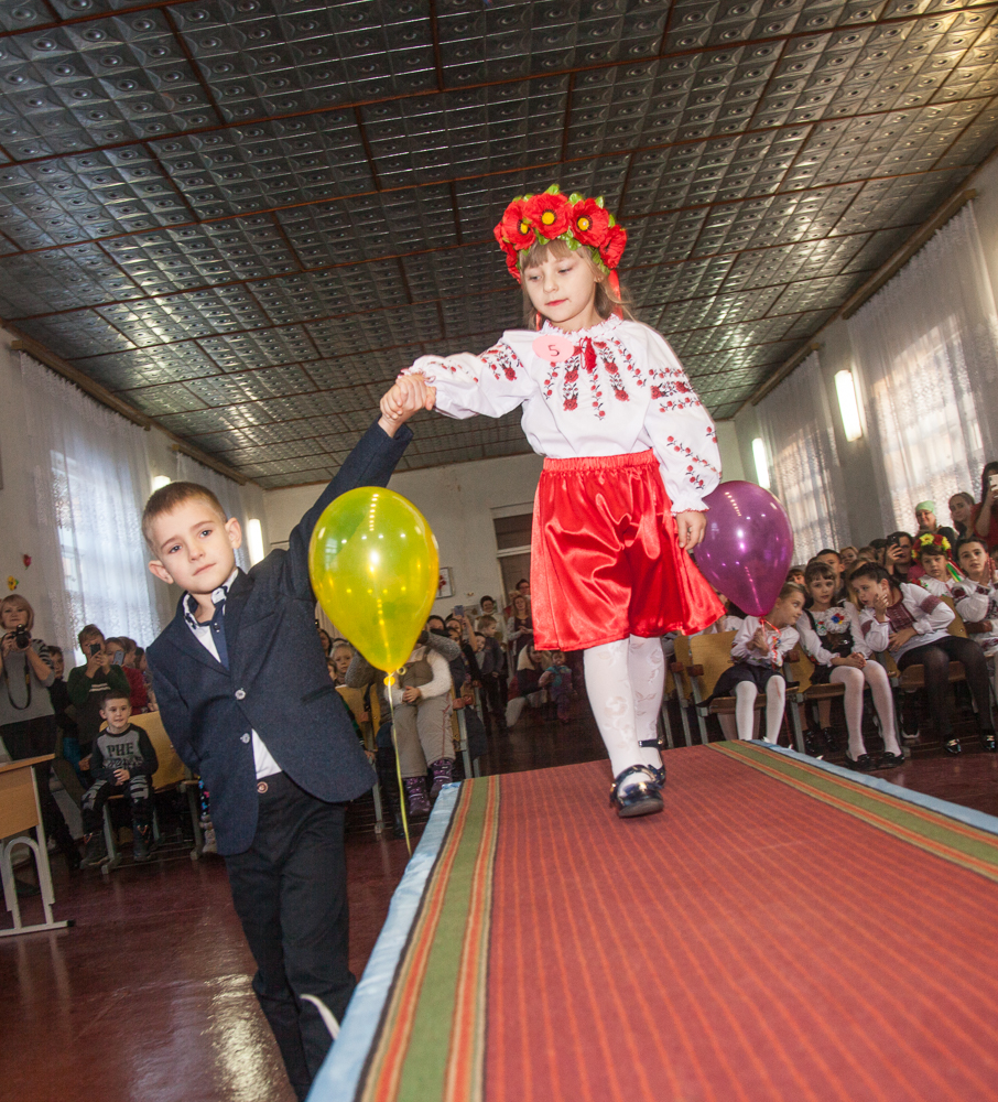 У школі №11 вже вшосте обрали Міні-міс. Фото