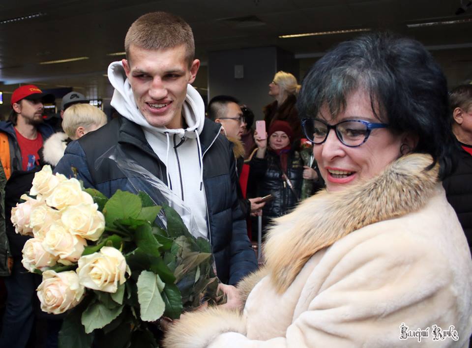 Як ніжинська делегація зустрічала Петра Іванова в аеропорту Бориспіль. Фото