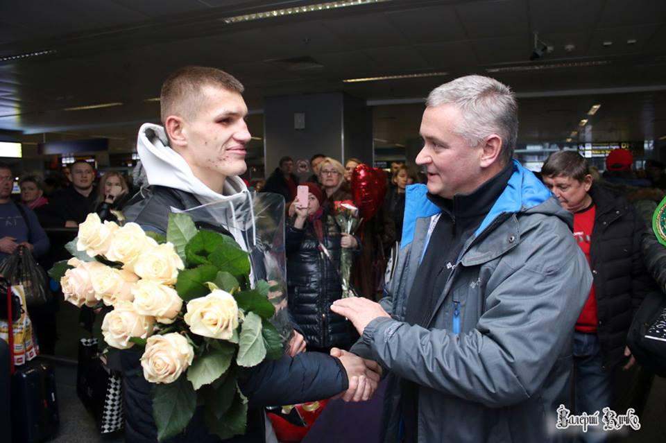 Як ніжинська делегація зустрічала Петра Іванова в аеропорту Бориспіль. Фото