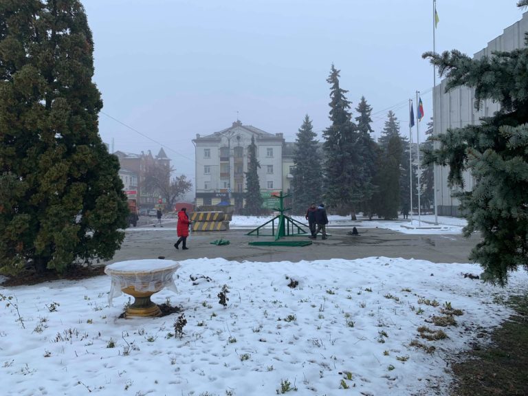 У Ніжині почали монтаж головної ялинки