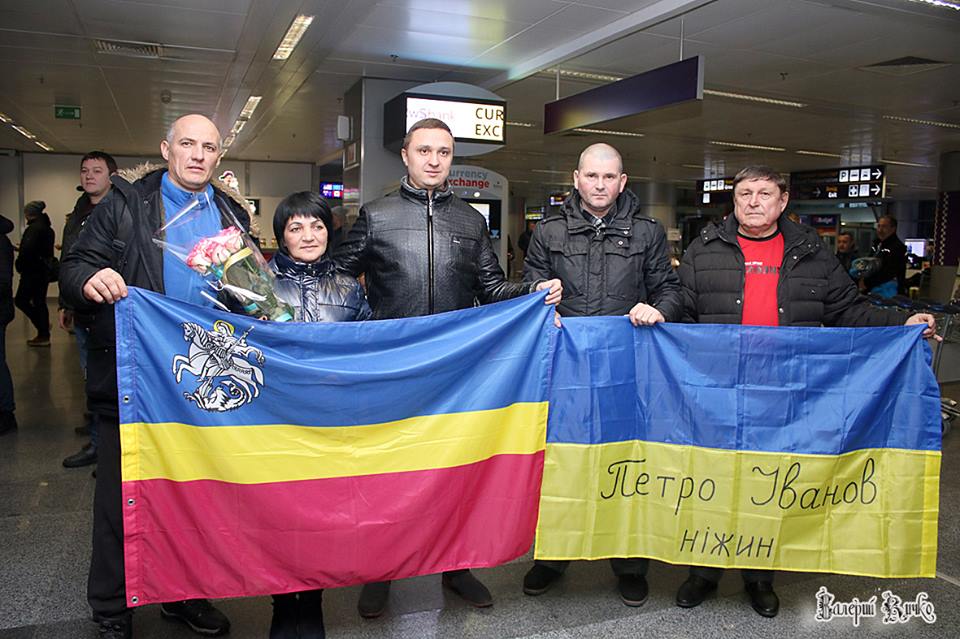 Як ніжинська делегація зустрічала Петра Іванова в аеропорту Бориспіль. Фото