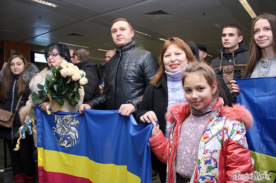 Як ніжинська делегація зустрічала Петра Іванова в аеропорту Бориспіль. Фото