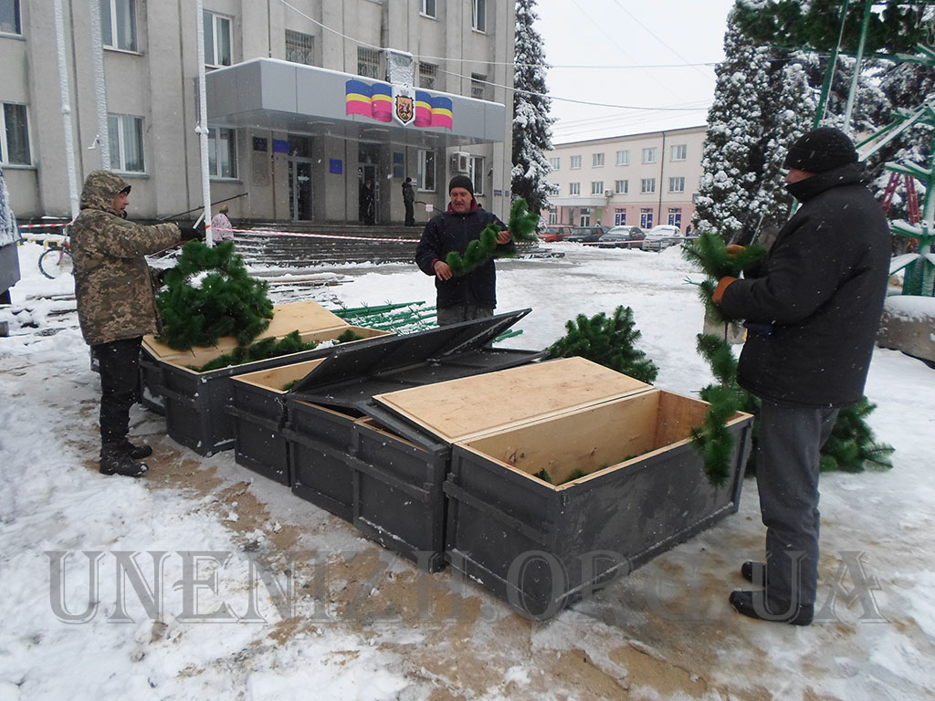 Головна новорічна ялинка Ніжина встановлена: як збрали 15-ти метрову красуню