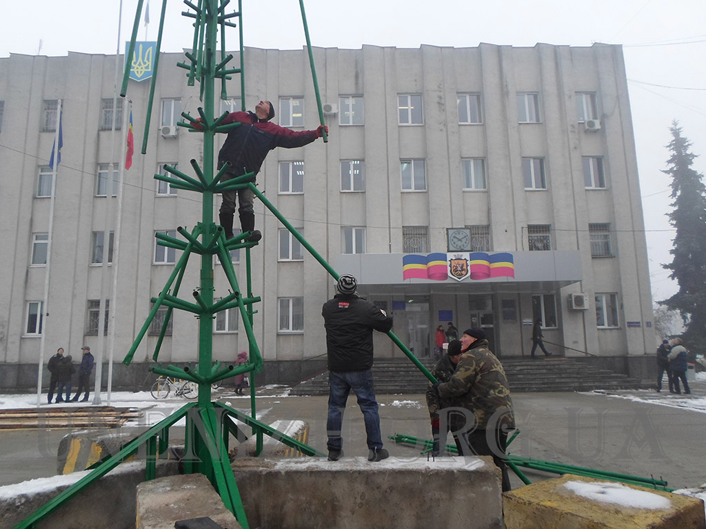 Головна новорічна ялинка Ніжина встановлена: як збрали 15-ти метрову красуню