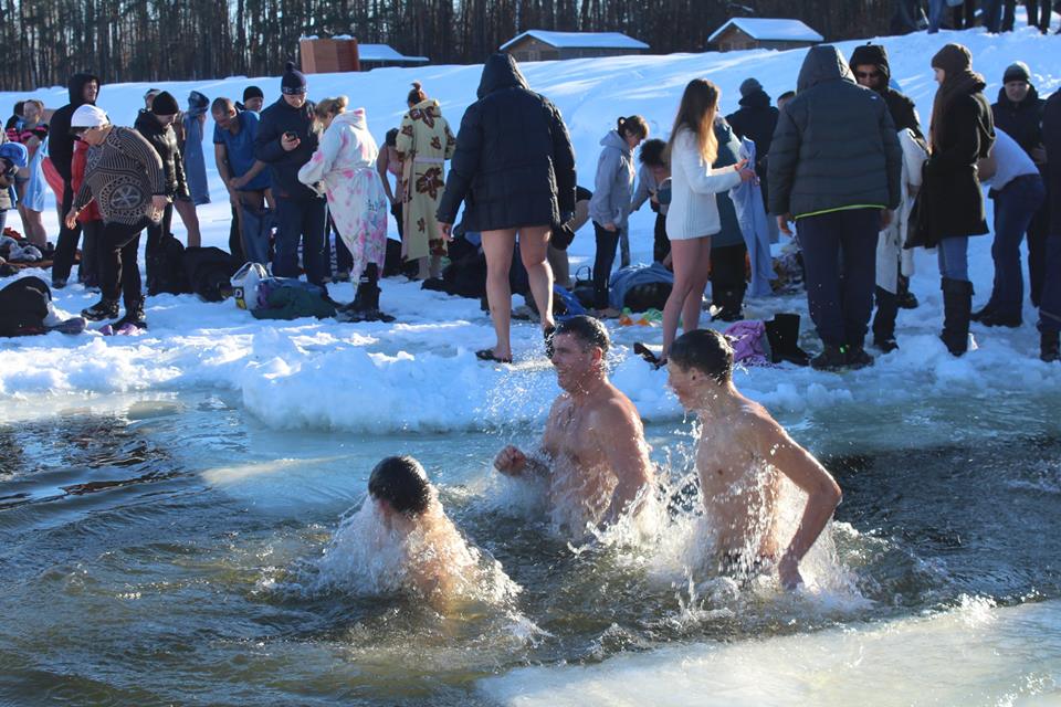 Першим пірнув лікар: Йорданські купання в «Карловому»