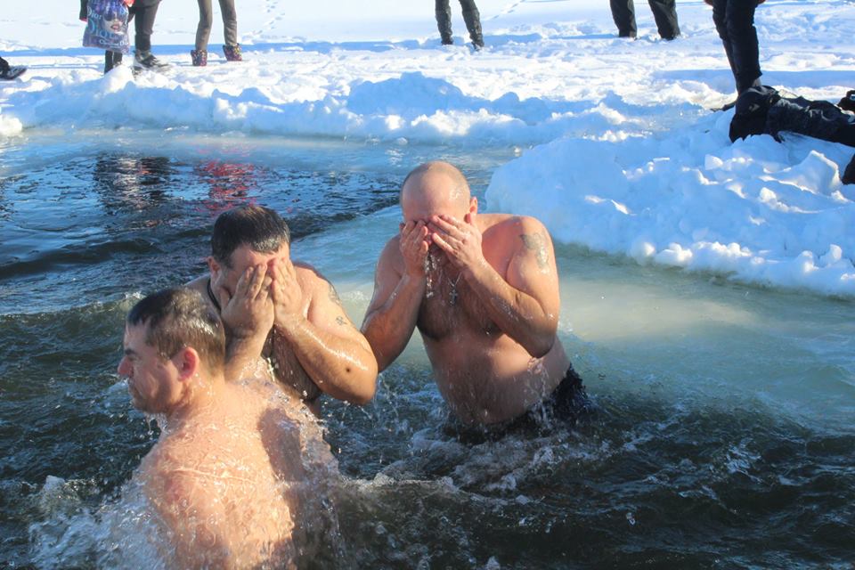 Першим пірнув лікар: Йорданські купання в «Карловому»