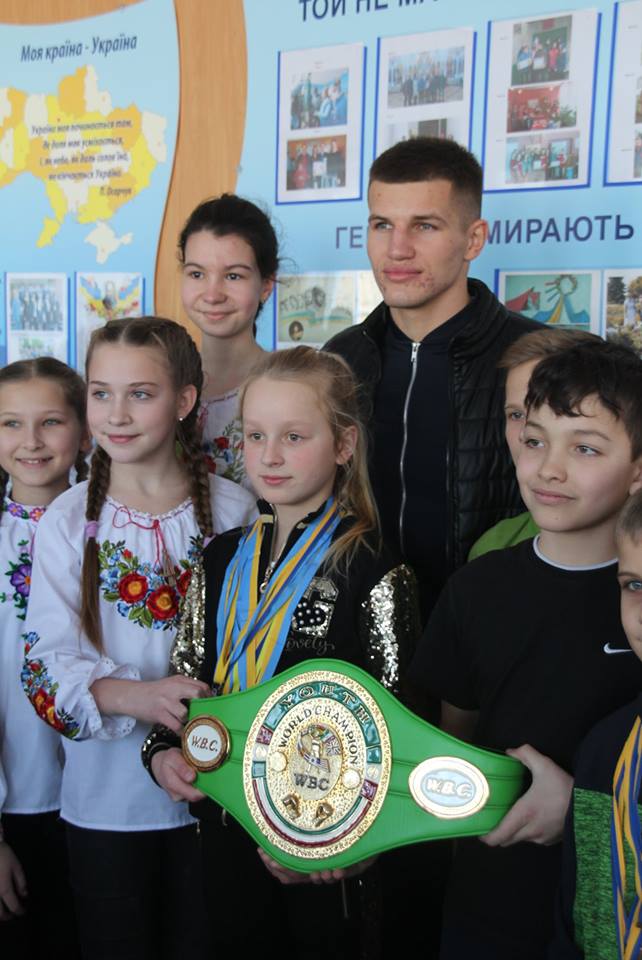 Чемпіон світу з боксу Петро Іванов знову сів за парту рідної гімназії. Фото