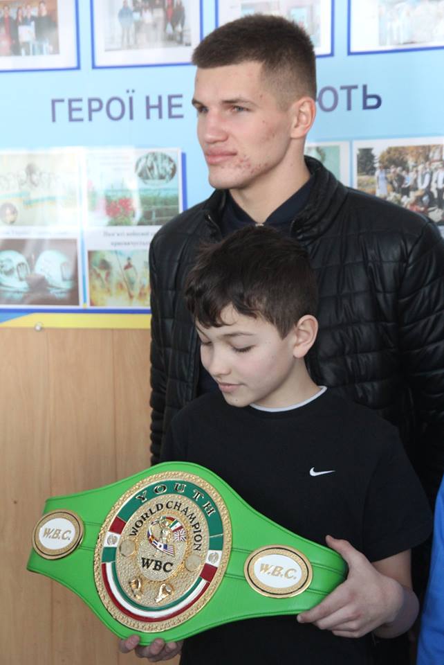 Чемпіон світу з боксу Петро Іванов знову сів за парту рідної гімназії. Фото