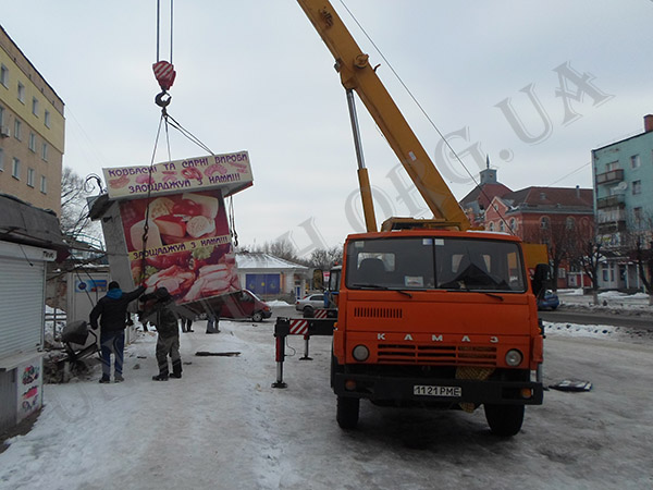 Як працівники КП «ВУКГ» демонтували кіоски біля площі Франка