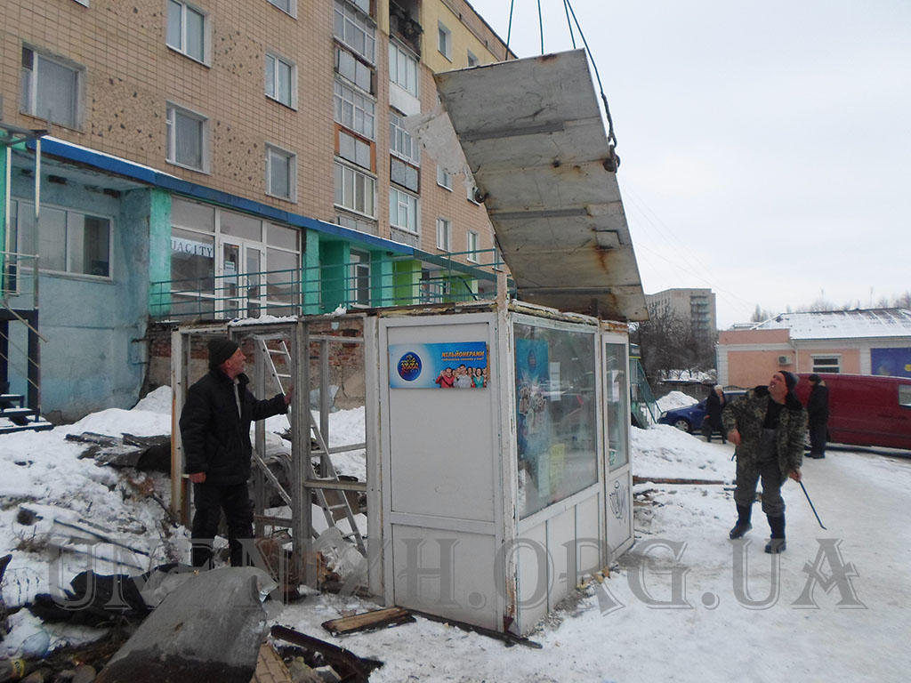 Як працівники КП «ВУКГ» демонтували кіоски біля площі Франка