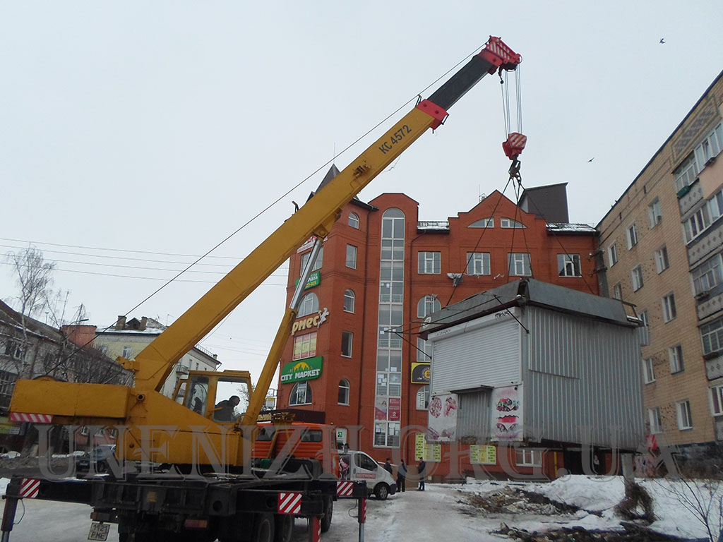 Як працівники КП «ВУКГ» демонтували кіоски біля площі Франка