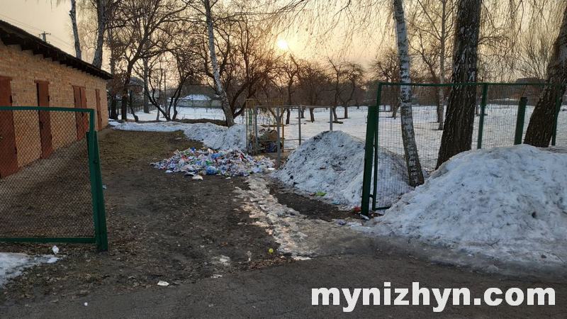 У ніжинській школі викрали сміттєвий контейнер. Фото