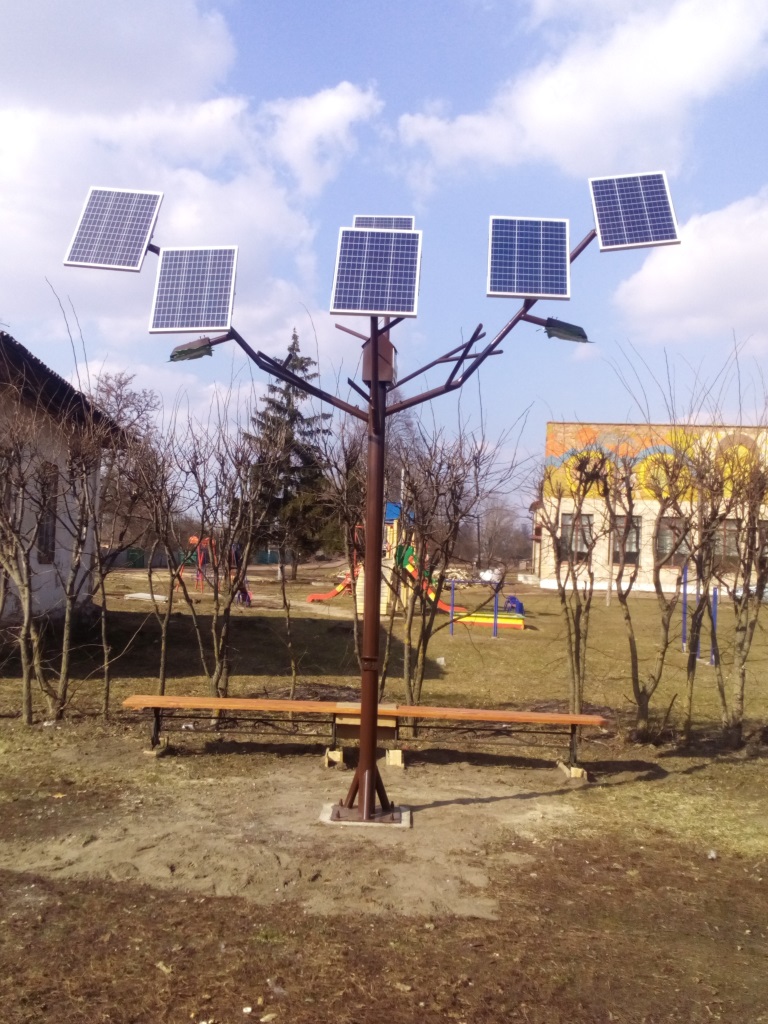 У центрі села Мрин встановили «енергетичне дерево»