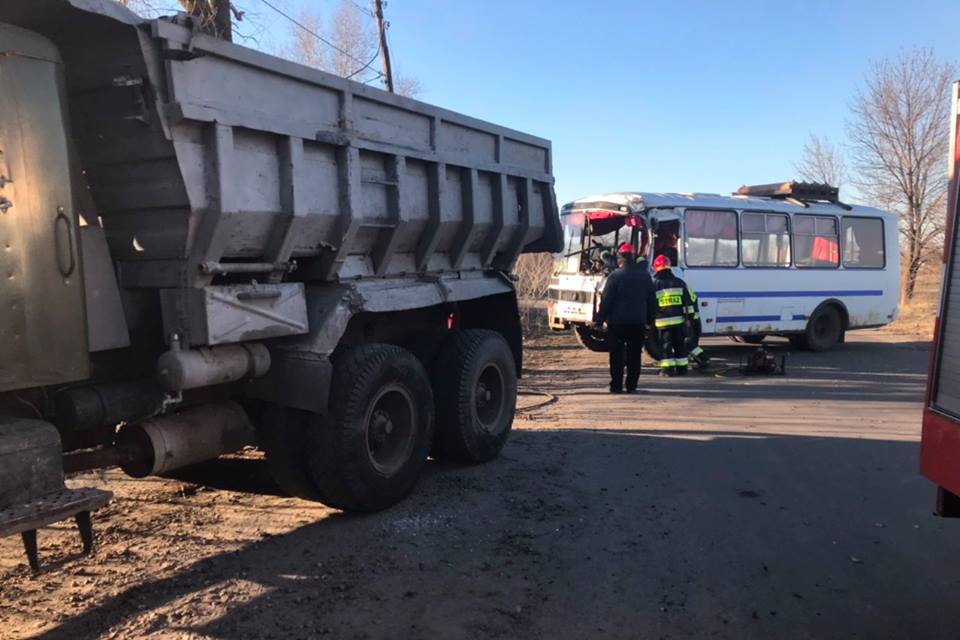 На Прилуцькій автобус з пасажирами потрапив в ДТП. Фото