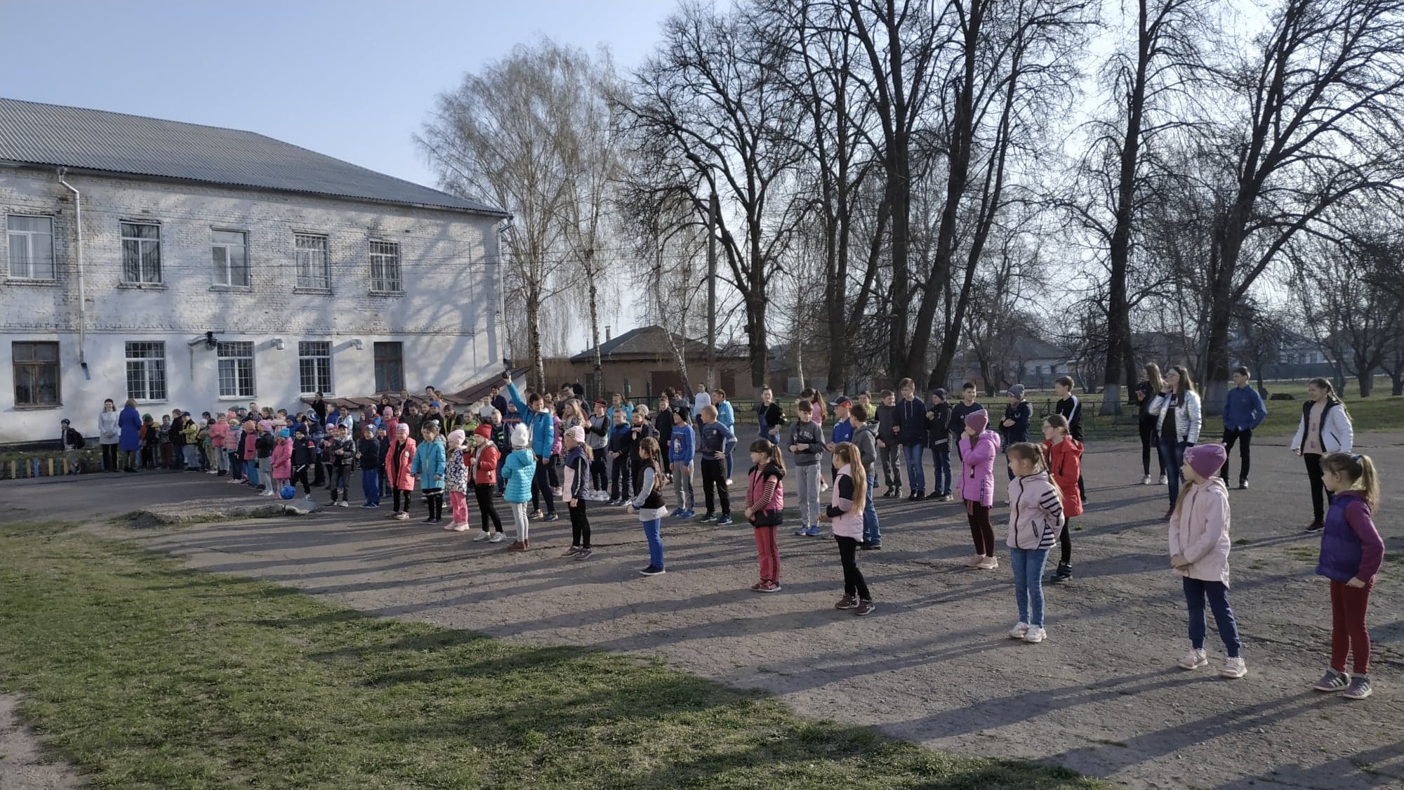 Ніжинські школярі починають навчання з ранкової руханки. Фото