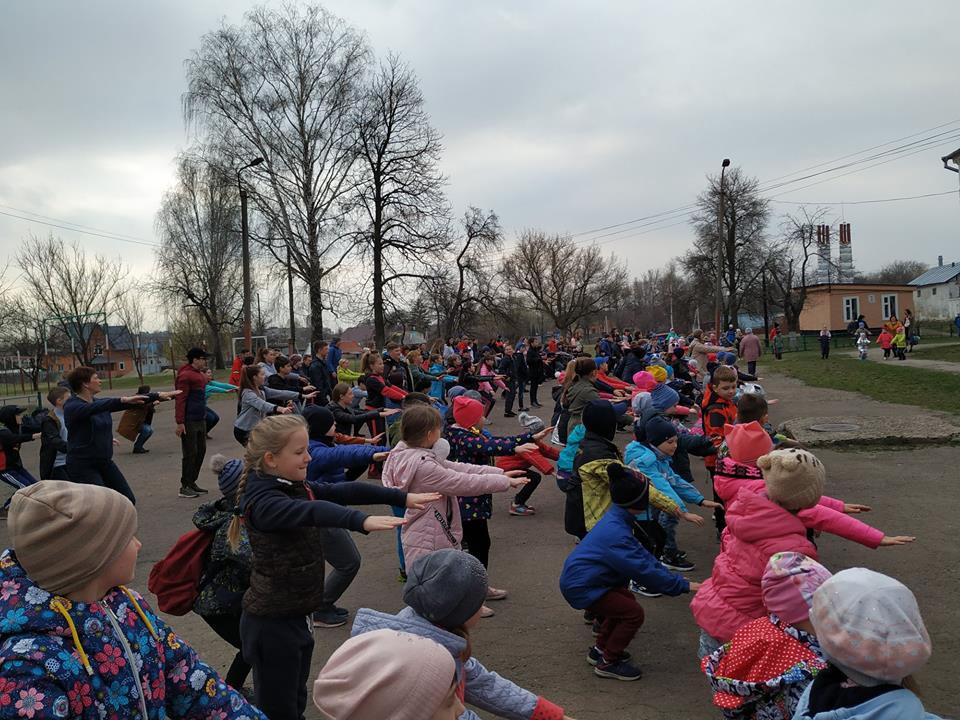 Ніжинські школярі починають навчання з ранкової руханки. Фото