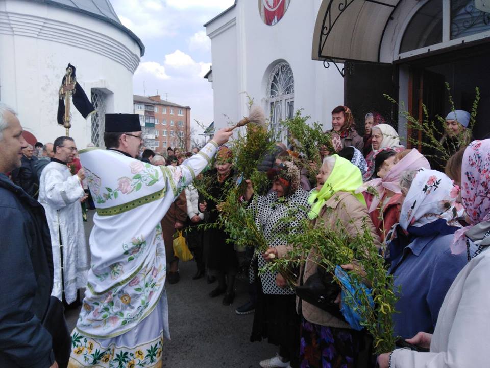 Як ніжинці освячували вербу. Фото