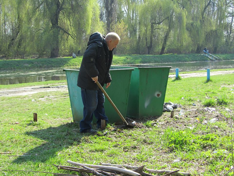 У Ніжині люди масово долучилися до прибирання і благоустрою річки Остер