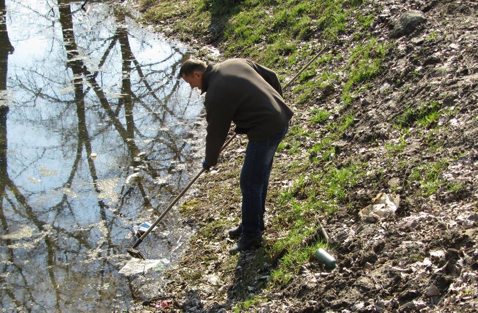 У Ніжині люди масово долучилися до прибирання і благоустрою річки Остер