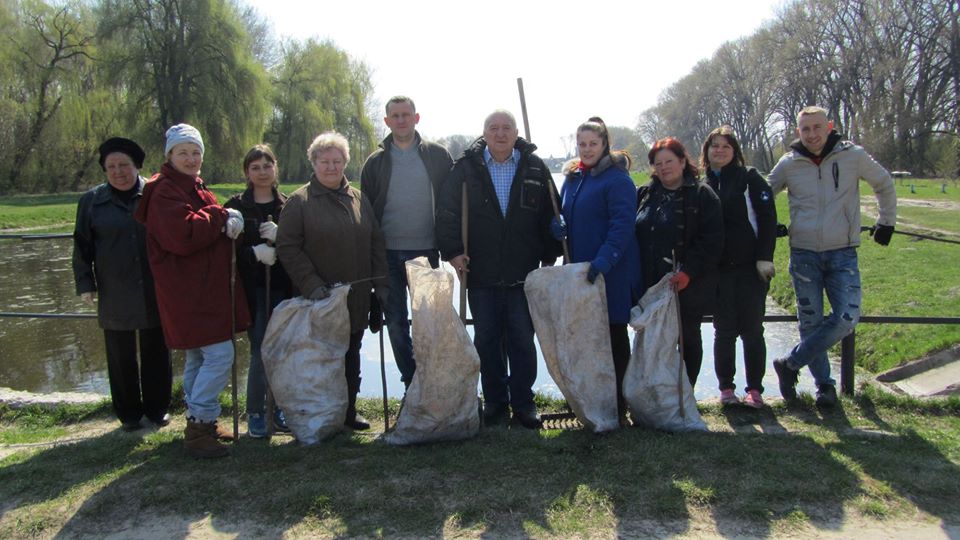 У Ніжині люди масово долучилися до прибирання і благоустрою річки Остер