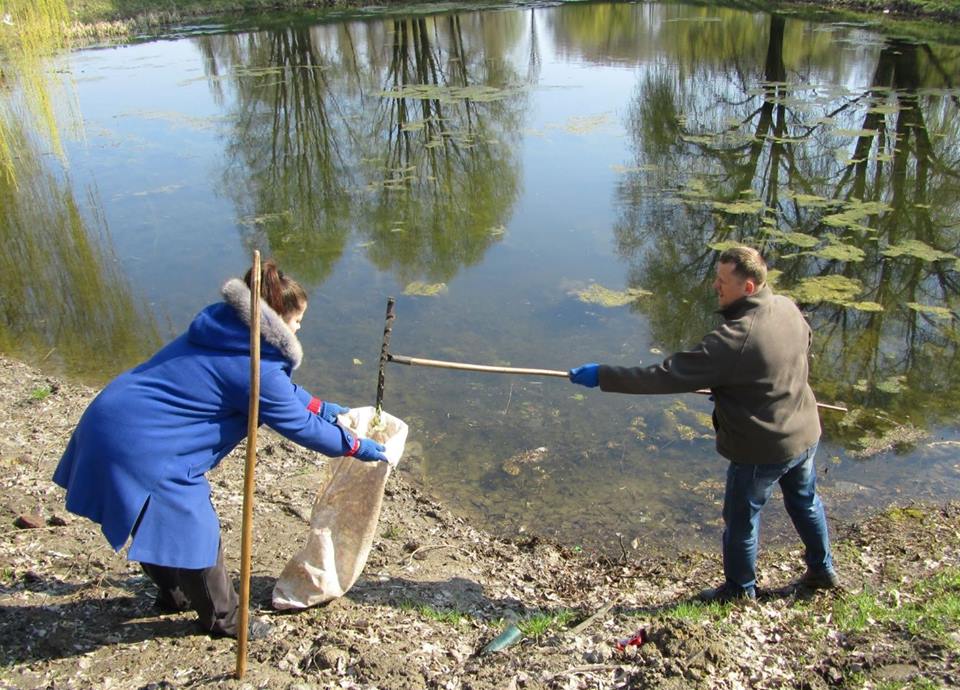 У Ніжині люди масово долучилися до прибирання і благоустрою річки Остер