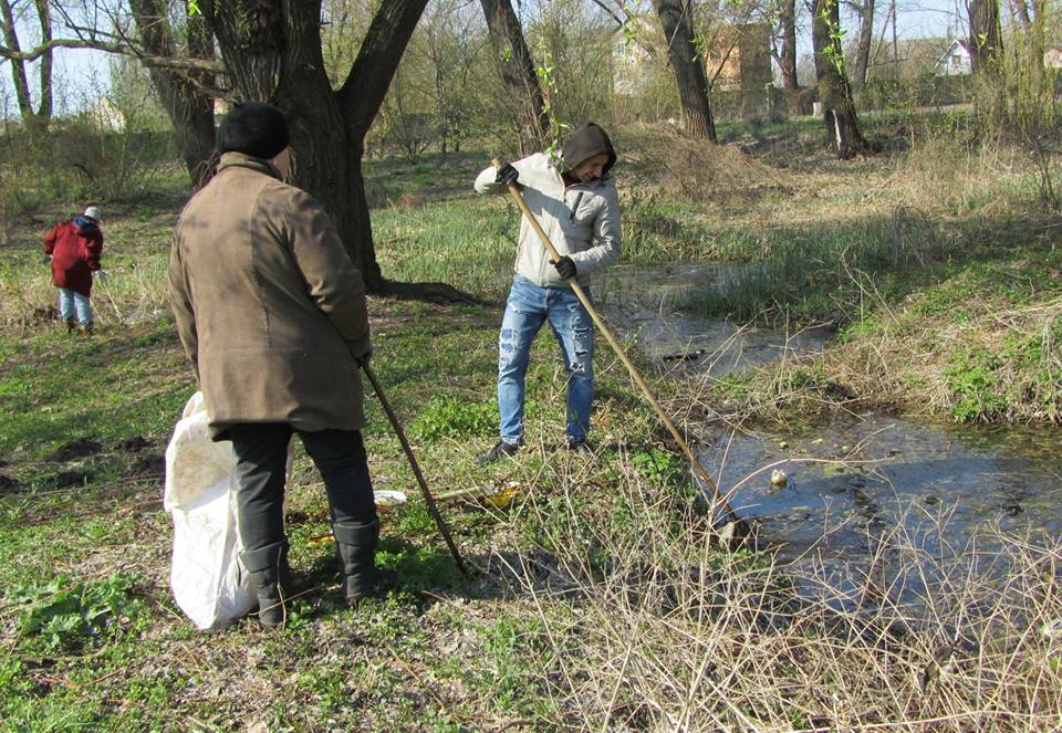 У Ніжині люди масово долучилися до прибирання і благоустрою річки Остер