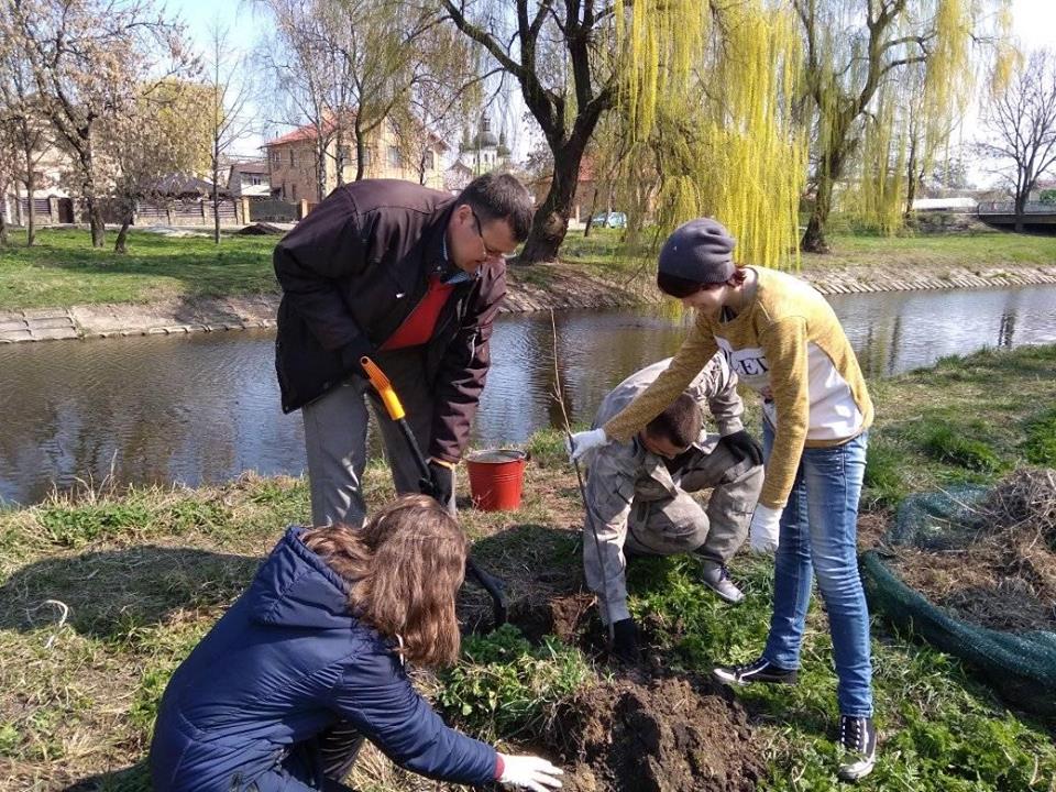 У Ніжині люди масово долучилися до прибирання і благоустрою річки Остер