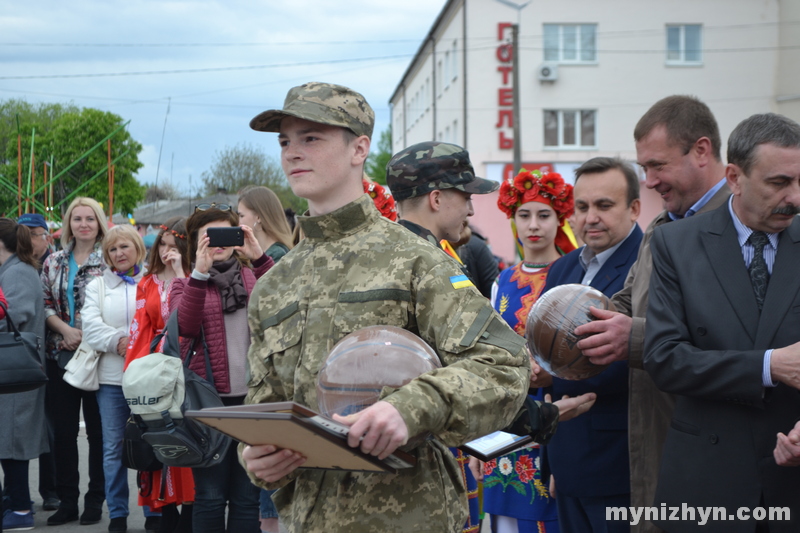 На площі вітали переможців міського етапу військово-патріотичної гри «Джура»