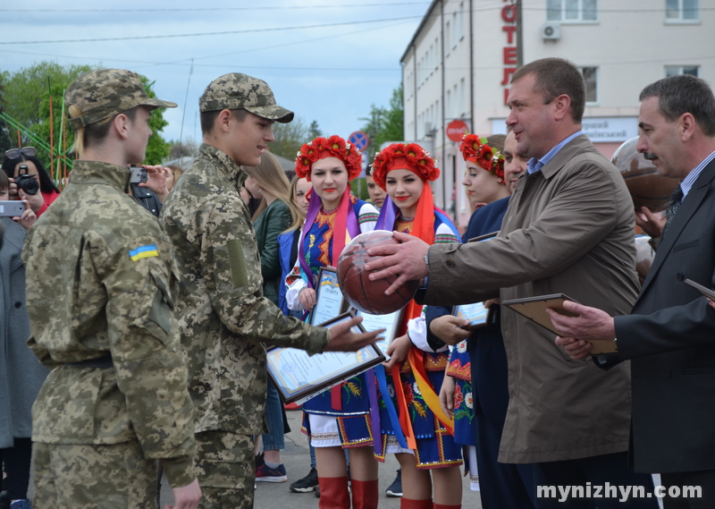 На площі вітали переможців міського етапу військово-патріотичної гри «Джура»