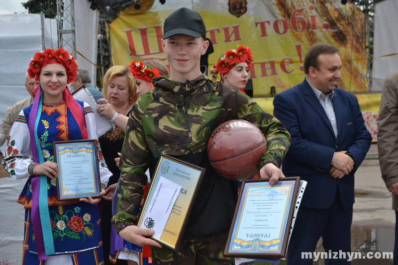 На площі вітали переможців міського етапу військово-патріотичної гри «Джура»