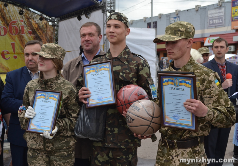 На площі вітали переможців міського етапу військово-патріотичної гри «Джура»