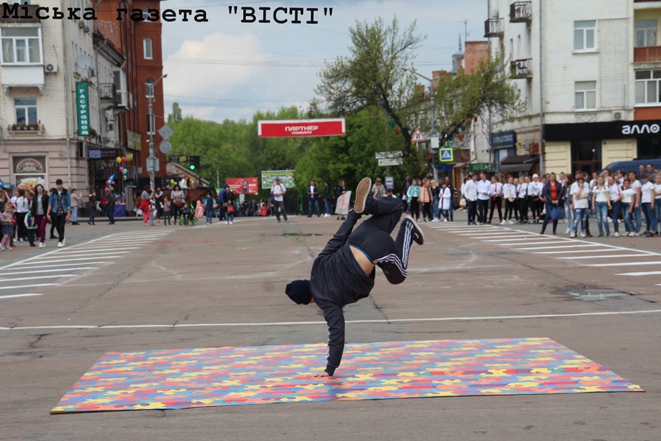 Як ніжинська молодь запалювала на «Майдан’s». Фото