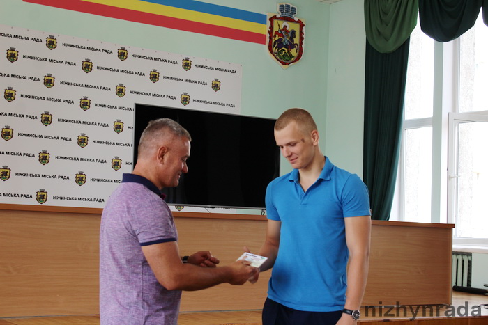 Ніжинські спортсмени отримали нагрудні знаки за перші спортивні розряди