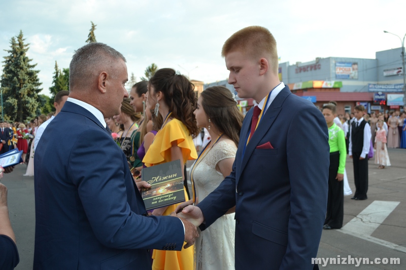 Випускний у Ніжині: прощавай шкільне життя. Фото