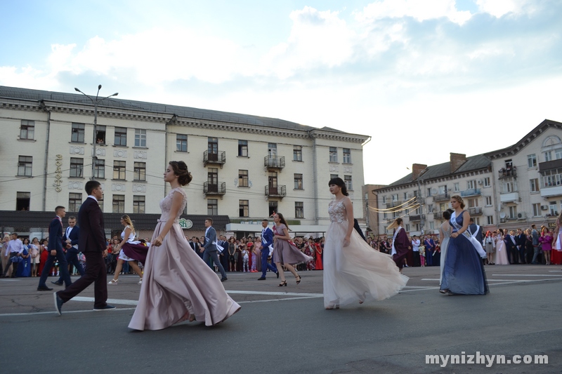 Випускний у Ніжині: прощавай шкільне життя. Фото