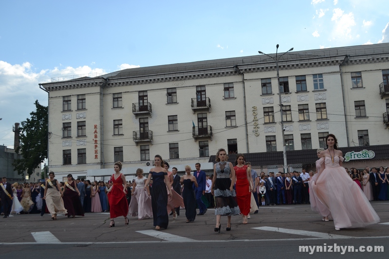 Випускний у Ніжині: прощавай шкільне життя. Фото