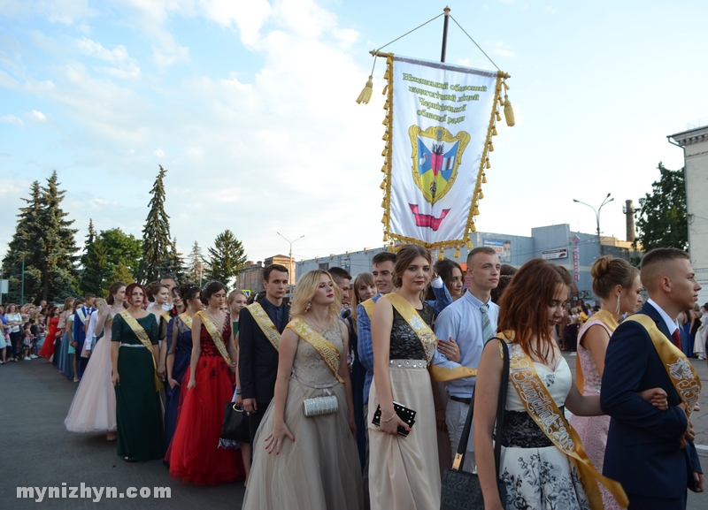 Випускний у Ніжині: прощавай шкільне життя. Фото