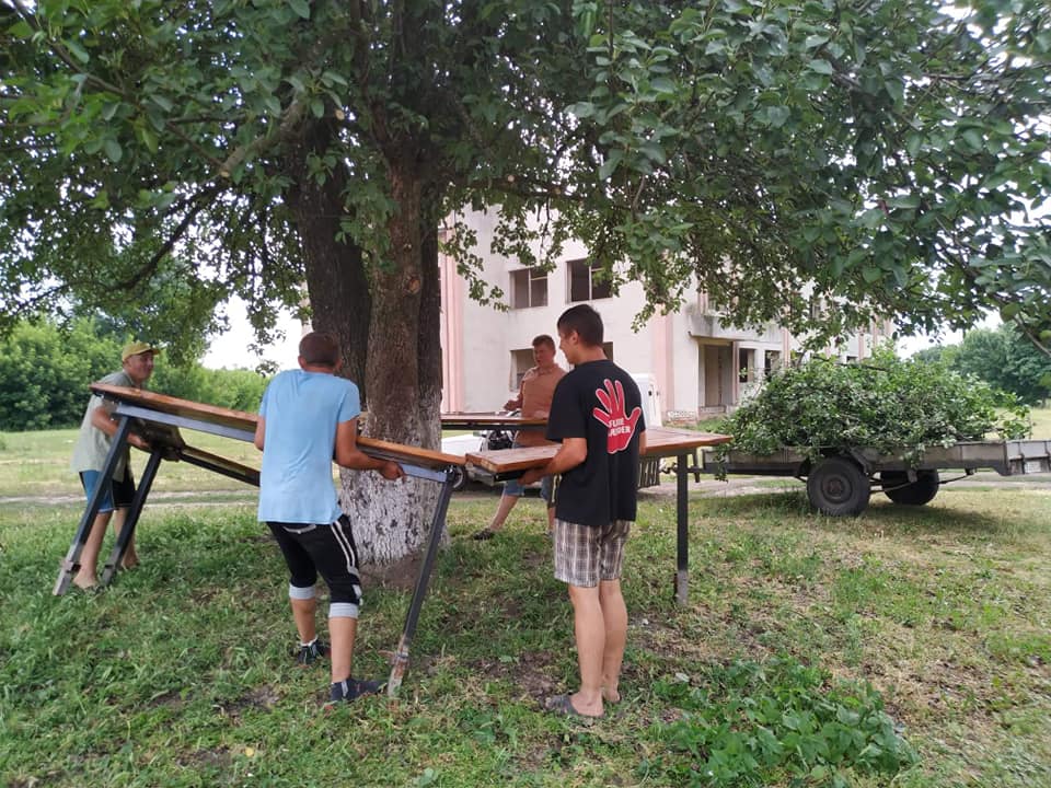 Оригінальний подарунок від випускників для школи (Фото)